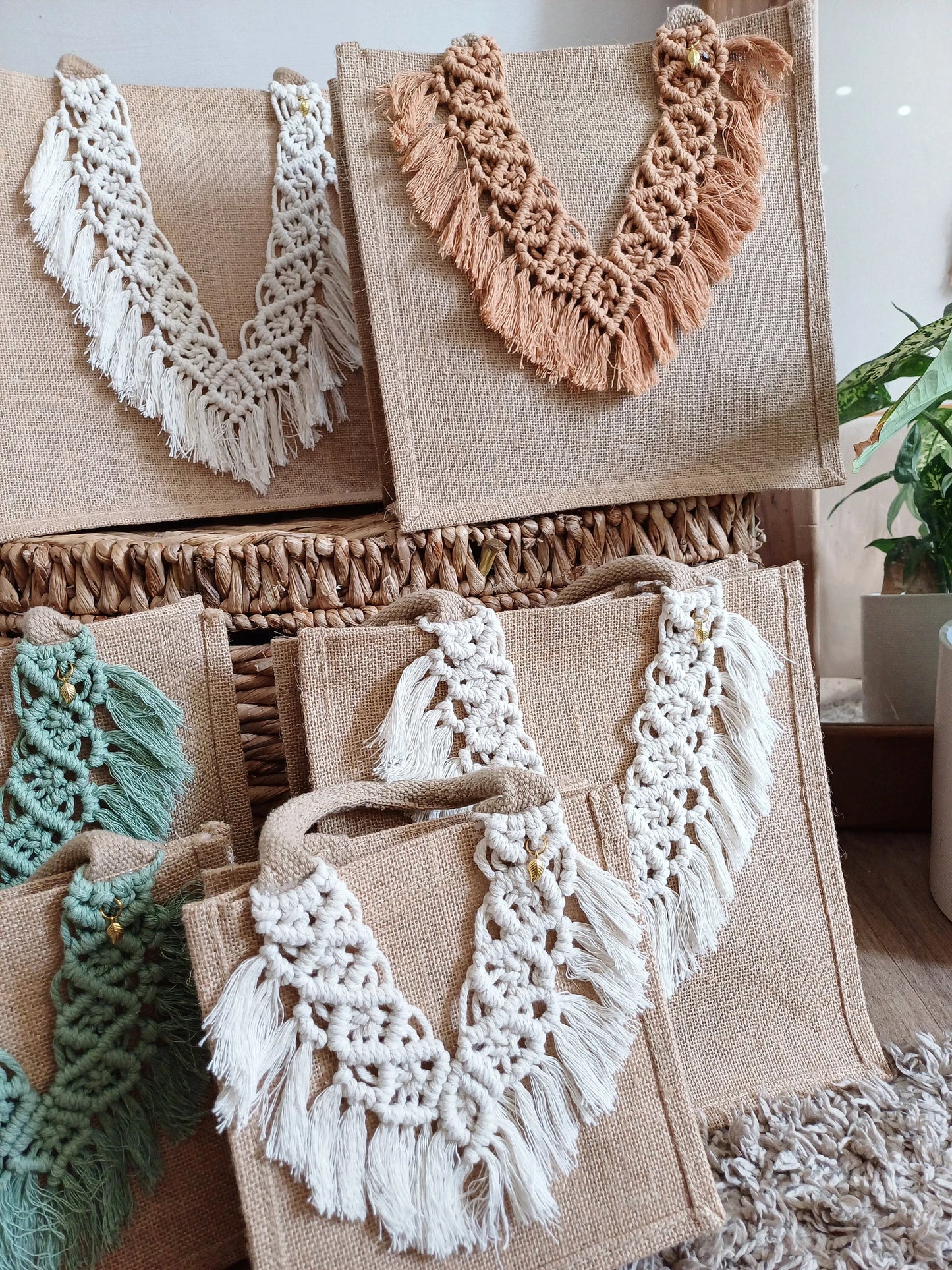 jute shopper market bag with a macrame fringe pattern
Reusable jute shopping bag
macrame bag
market bag