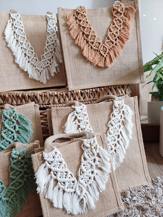 jute shopper market bag with a macrame fringe pattern 
Reusable jute shopping bag
macrame bag
market bag
